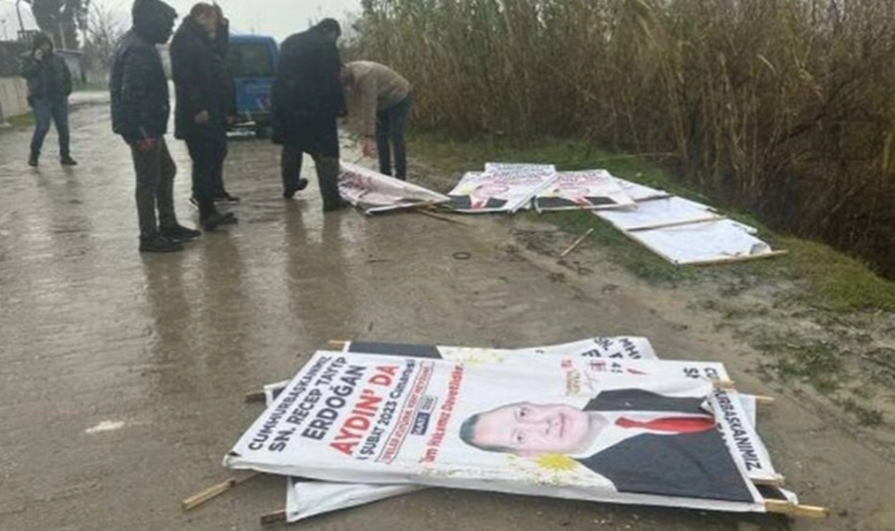 Cumhurbaşkanı Erdoğan’ın afişleri dereye atıldı