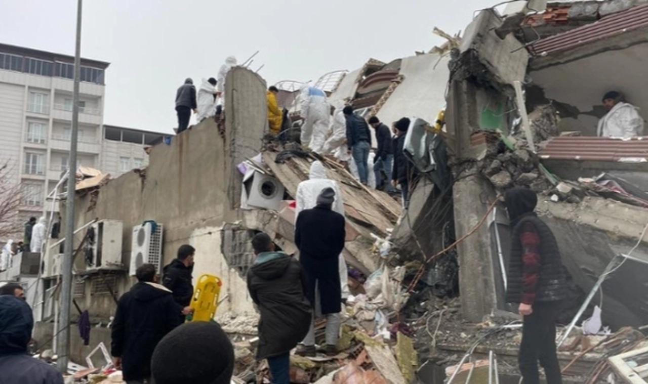 Deprem bölgesinde 3 askerimiz şehit oldu