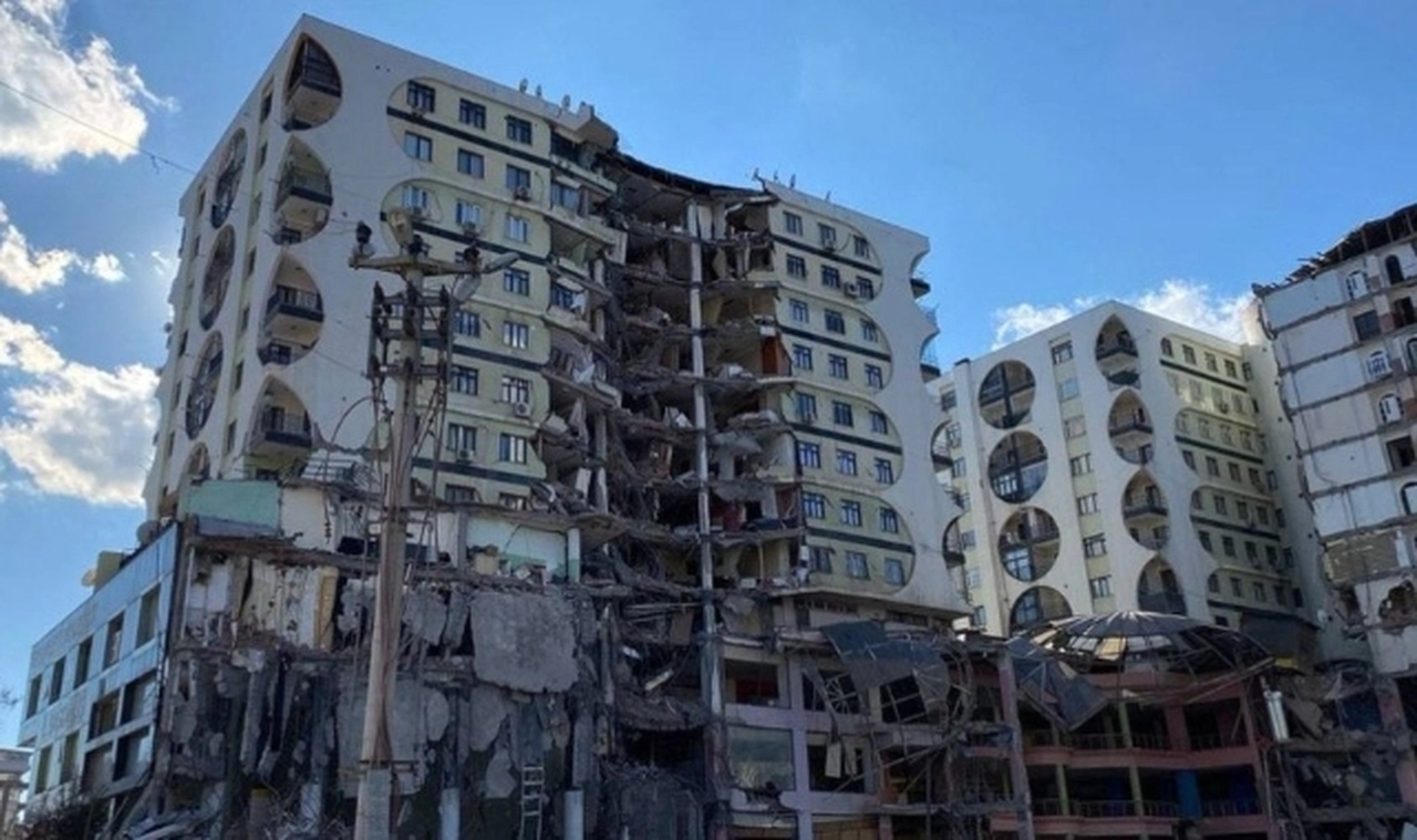 Hasarlı binalar canlı hayvanların üzerine yıkılıyor