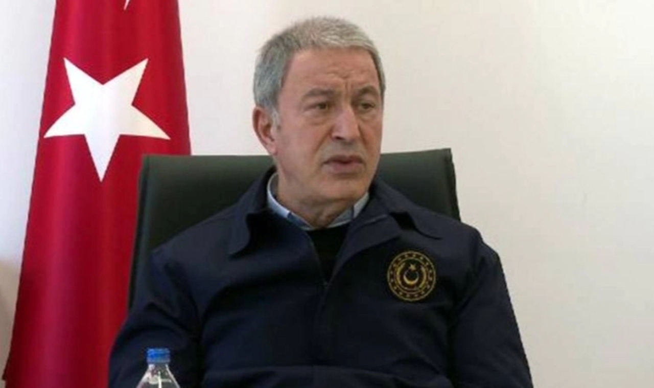 Hulusi Akar'dan “asker kışladan geç çıkarıldı” eleştirilerine yanıt: Uzaktan ahkâm kesmekle olmuyor; hududu kim koruyacak, Suriye’de kim kalacak?