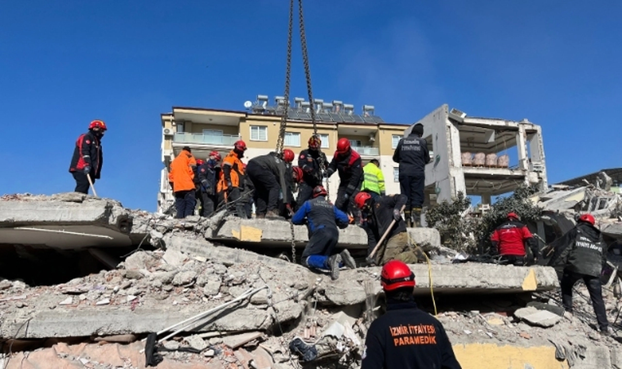 İzmir Büyükşehir Belediyesi ekipleri Osmaniye'deki çalışmalarını sürdürüyor