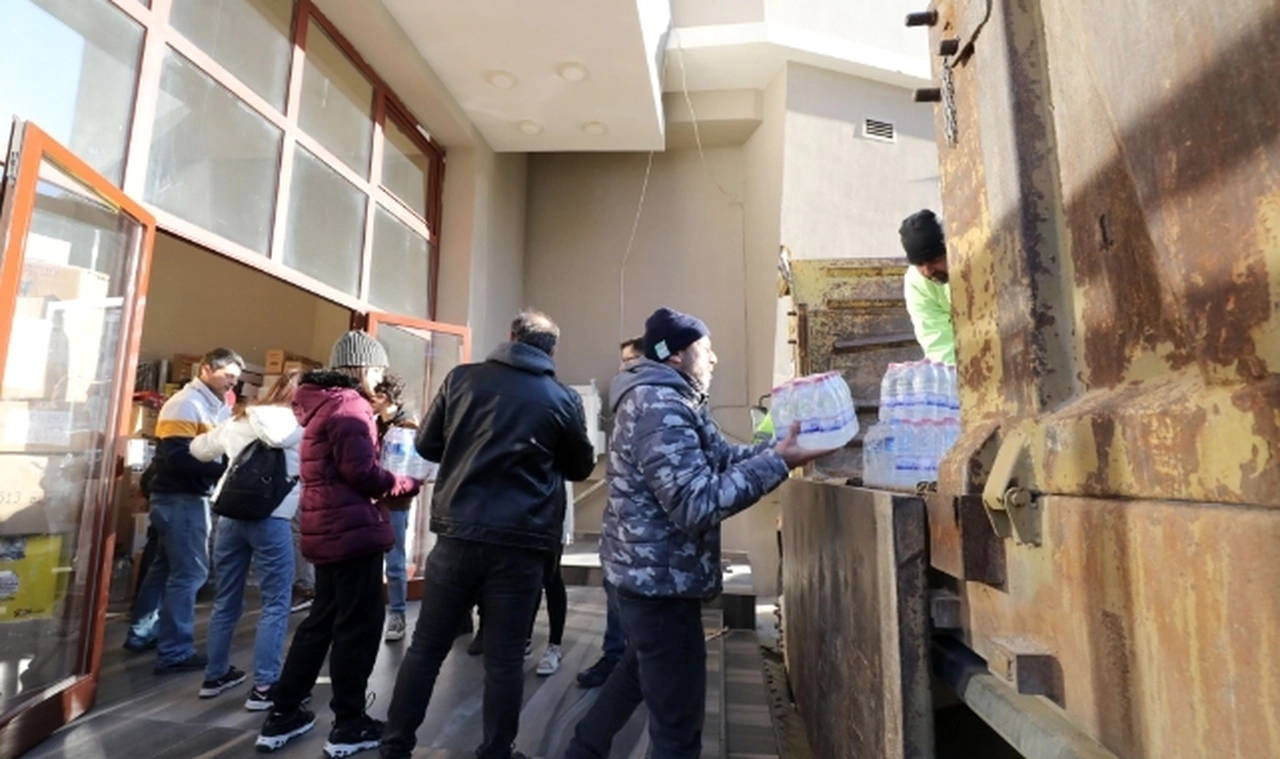 Narlıdere’den deprem bölgesine sevkiyat sürüyor
