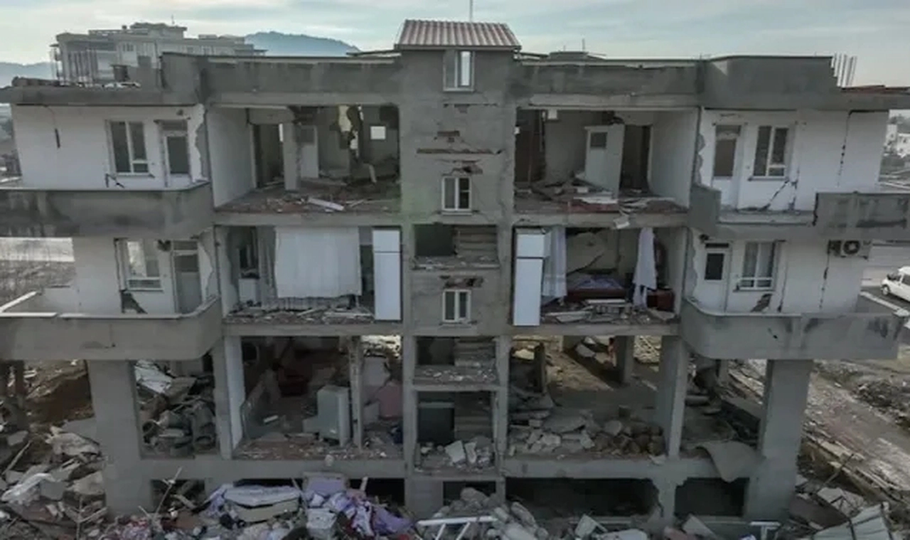 Deprem bölgesinde yıkılan binalarla ilgili 218 tutuklama