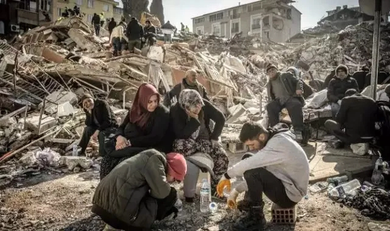 Depremzedeler oy kullanmak için sıraya girdi... Yüz binlerce kişi başvurdu
