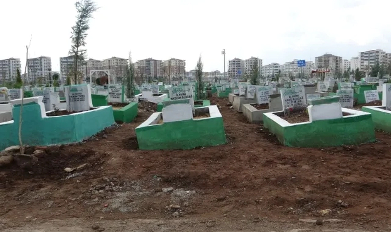 Diyarbakır’da yağmur sonrası depremzedelerin mezarları çöktü, obruklar oluştu