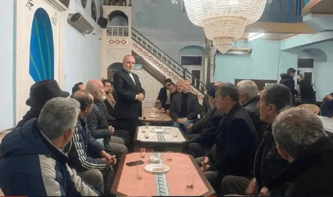 MHP'li belediye başkanı ve AK Parti aday adayı camide seçim çalışması yaptı
