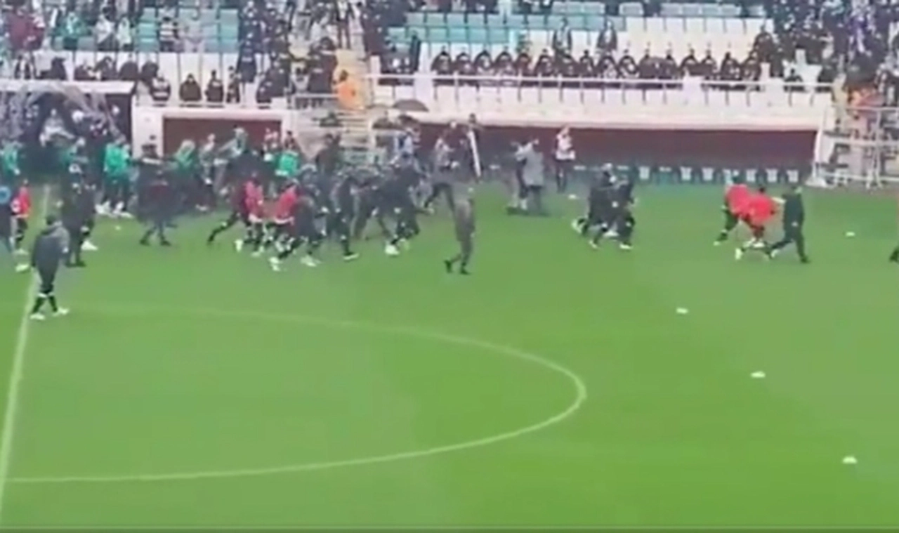 Provokasyon sahaya taştı: Amedspor futbolcularına saldırı