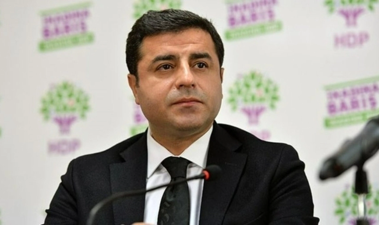 Selahattin Demirtaş liste paylaştı: "AKP yüz yılın felaketidir"