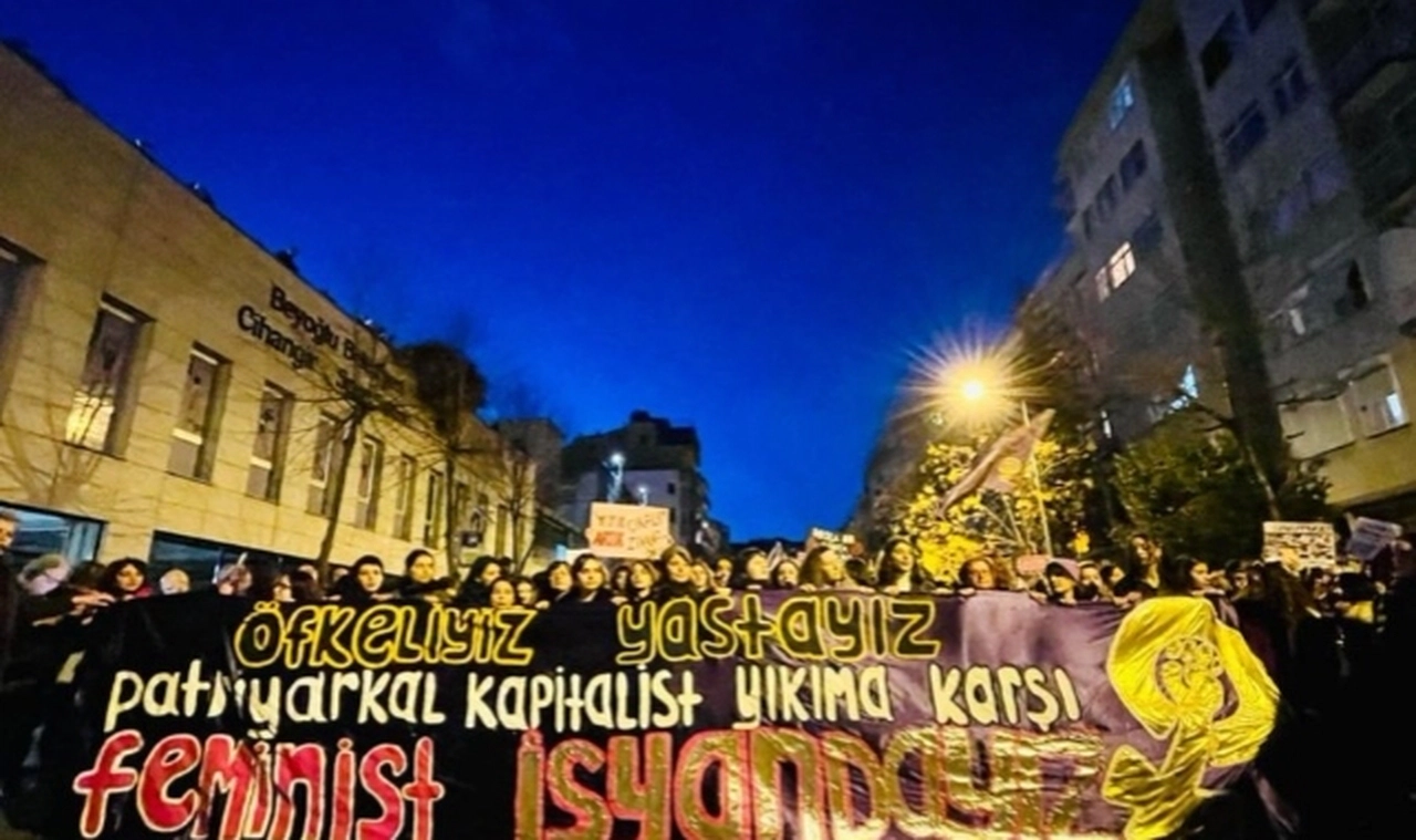 Yasaklanan Feminist Gece Yürüyüşü için toplanan kalabalık "İtaat yok, isyan var" sloganıyla barikatların kaldırılması çağrısı yaptı