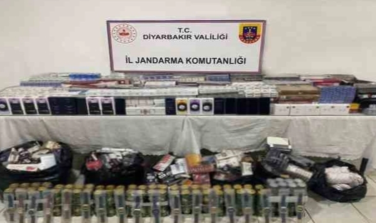 Yolcu otobüsünde çok sayıda gümrük kaçağı malzeme ele geçirildi