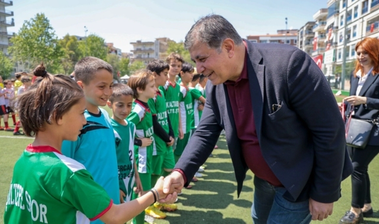 23 Nisan, Karşıyaka'da U-12 futbol turnuvası ile taçlandırıldı