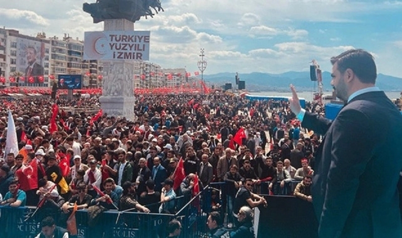 AK Partili İnan mitingde İzmirlilere seslendi: "Bunlara atacağınız oylarla PKK'ya güler yüz göstermiş olmayın?"