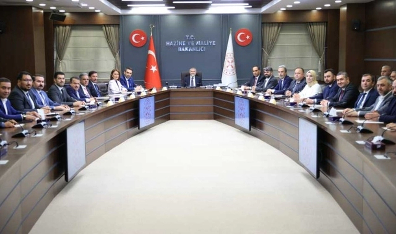 Bakanlıklar seçim bürosu oldu: Nebati ve Bozdağ partililerle toplandı