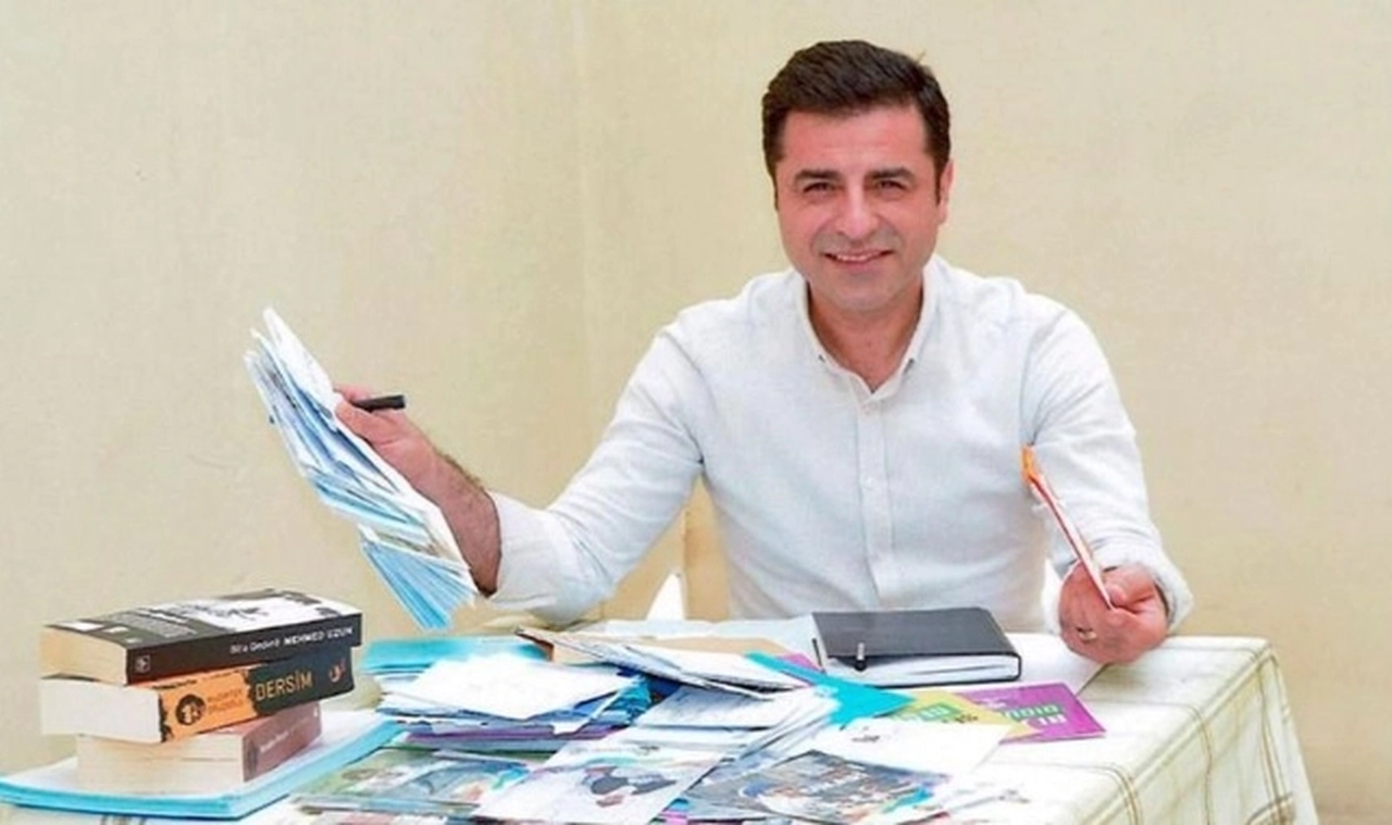 Demirtaş tahliye kararlarını paylaştı: "Erdoğan, mahkemeyi de Anayasayı da tanımadığını ilan etti"