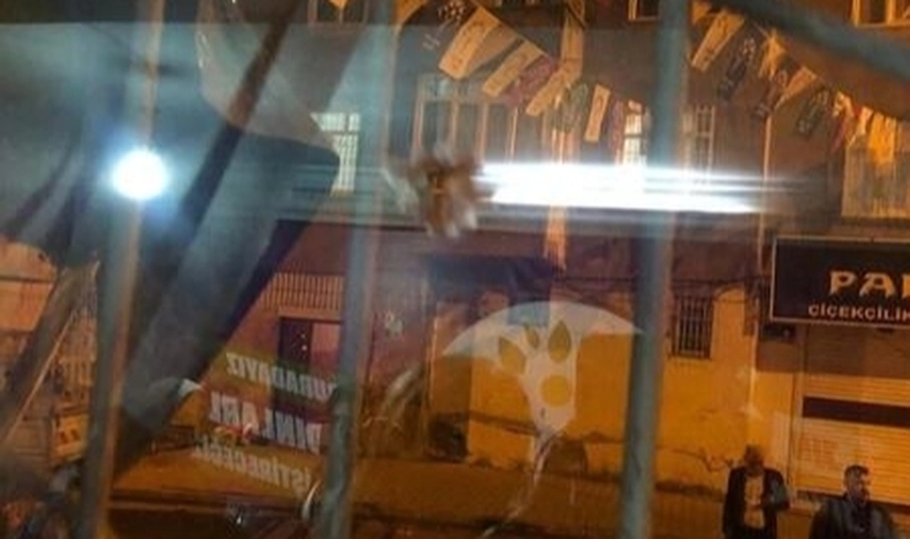 Diyarbakır Yeşil Sol seçim bürosuna silahlı saldırı iddiası
