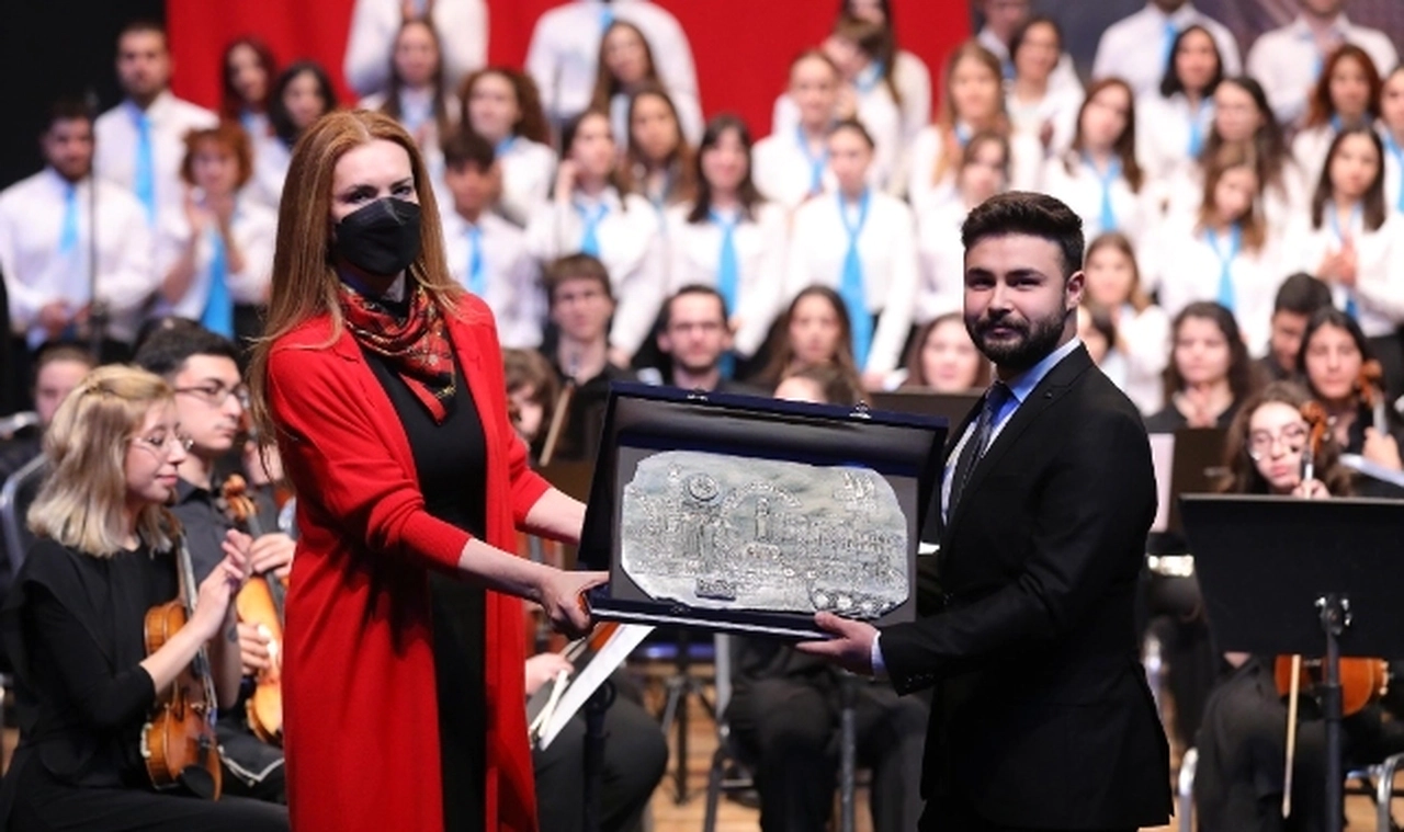 Dokuz Eylül Üniversitesi'nin 'Kutlu Gün Marşı' dikkat çekiyor