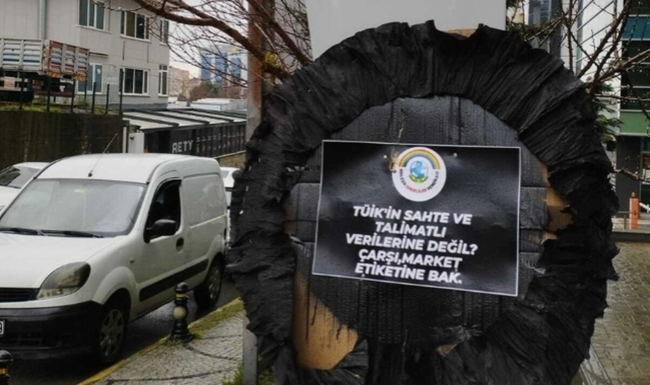 Emekliler, TÜİK önüne siyah çelenk bıraktı: Sahte ve talimatlı verilerine değil; çarşı, market etiketine bak
