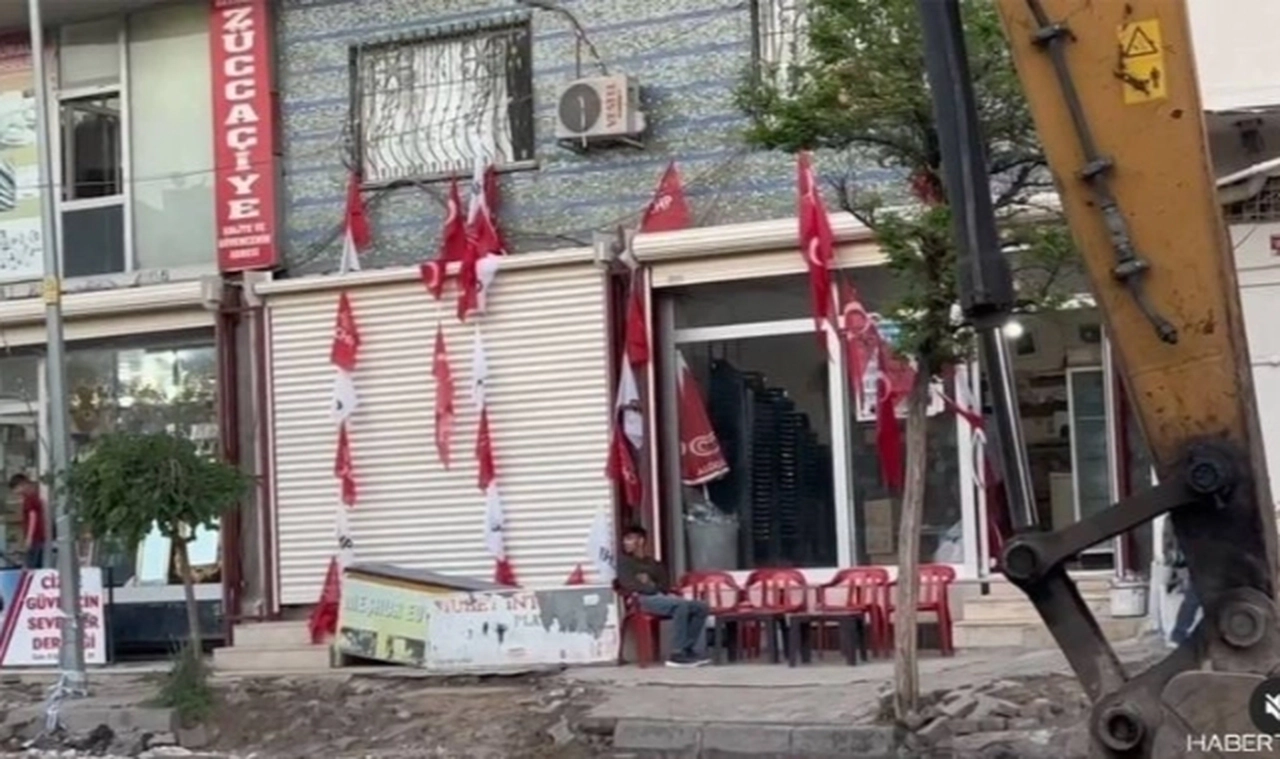 Kayyımla yönetilen Cizre Belediyesi, CHP'nin seçim bürosuna önce onay verdi, bir gün sonra önünde yol çalışması başlattı