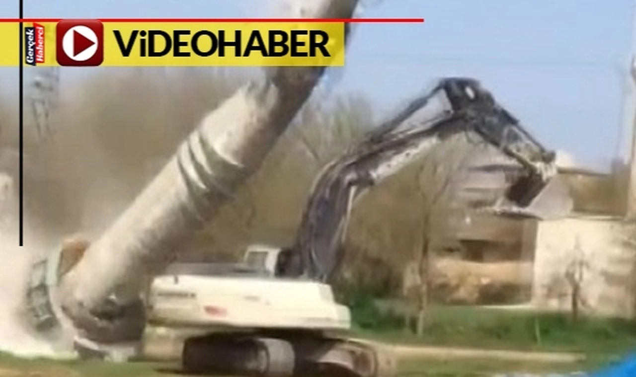 Kontrollü yıkımı yapılan minare kepçenin üzerine devrildi! Operatör feci şekilde can verdi