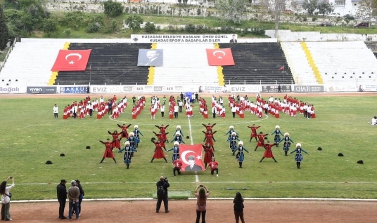 Kuşadası'nda 23 Nisan coşkuyla kutlanıyor