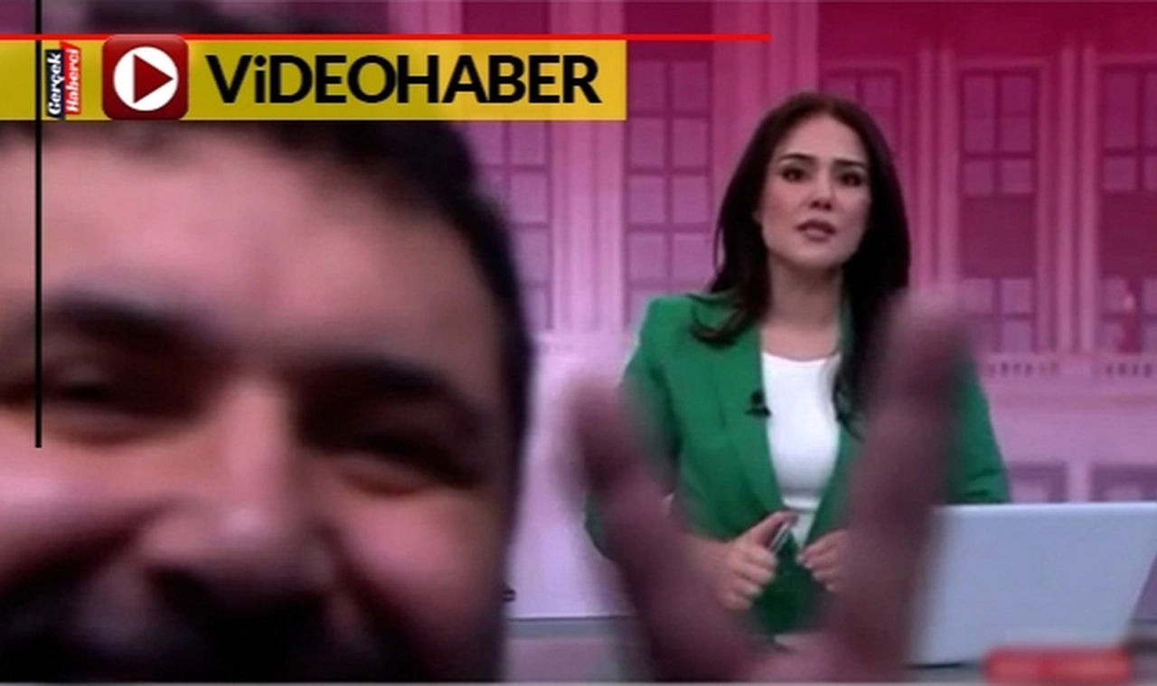 TRT Haber yayınında ilginç anlar; aniden kadraja giren kişi zafer işareti yaptı