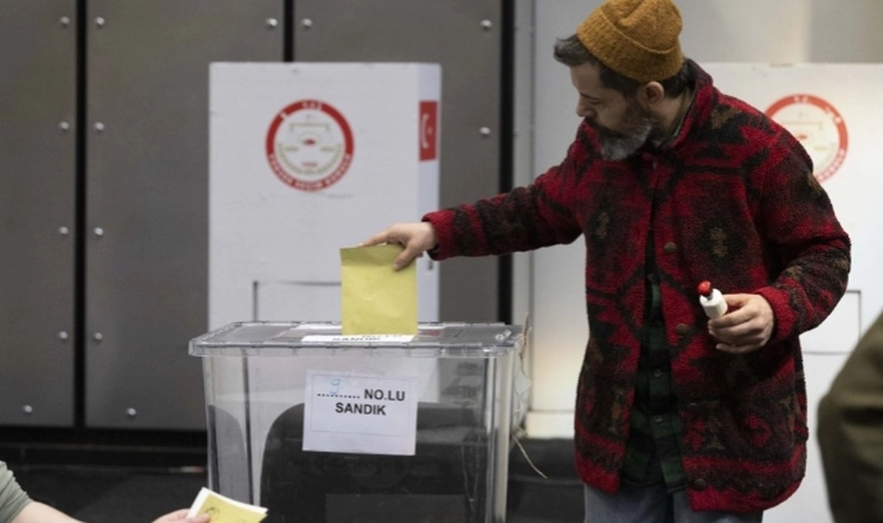 2 Mayıs itibarıyla 859 bin 514 kişi Türkiye dışında ve gümrük kapılarında oy kullandı