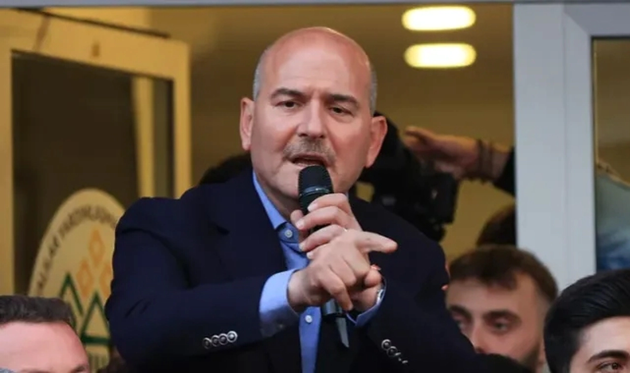 Bakan Soylu konuşması sırasında müzik açan CHP standına tepki gösterdi: Milletin değerlerinden anlamıyorsunuz ki ayıp ediyorsunuz