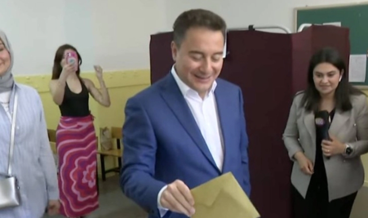 DEVA Partisi Genel Başkanı Ali Babacan oyunu kullandı
