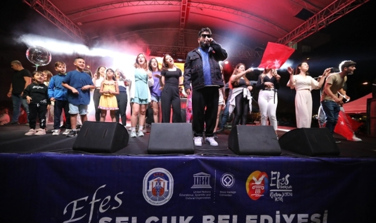  Efes Selçuk'ta 19 Mayıs coşkusu: "Size ihtiyacımız var gençler"