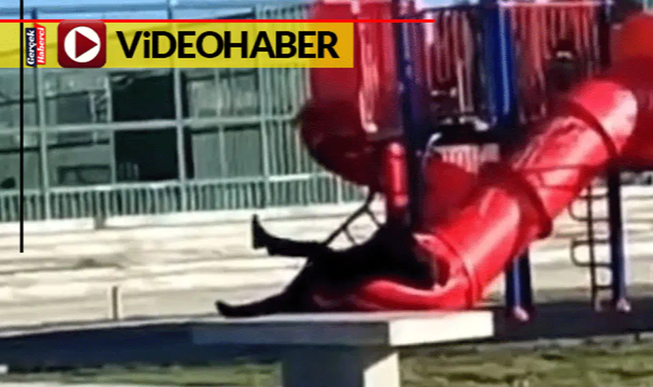 Şilililer kahkahalara boğuldu: Devlet Başkanı kaydırakta sıkıştı