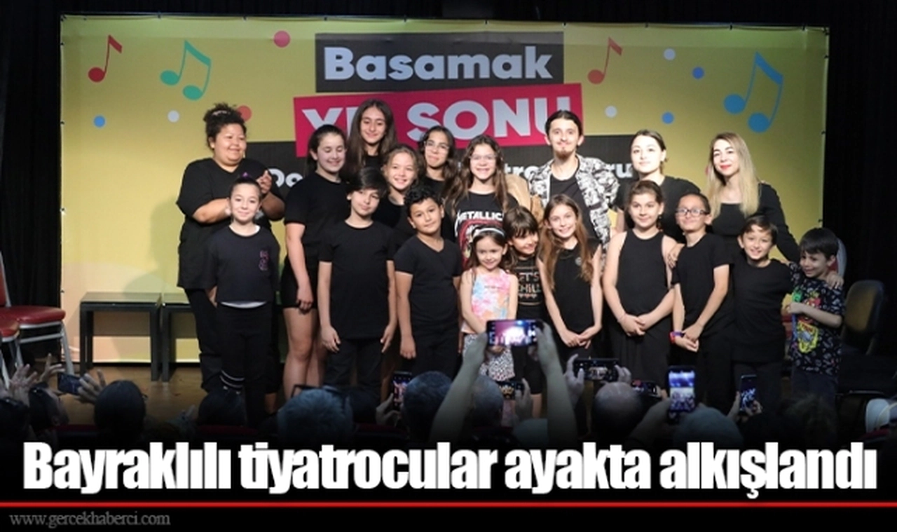 Bayraklılı tiyatrocular ayakta alkışlandı