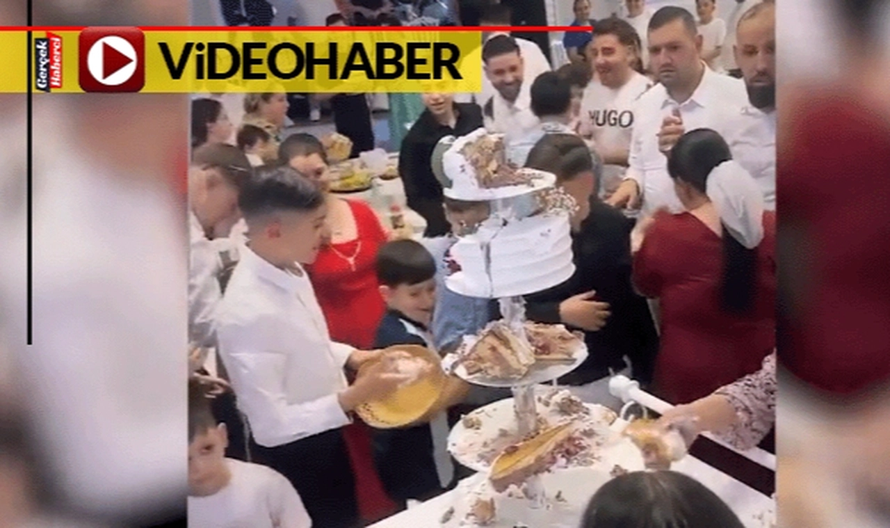 Düğün pastasına daldılar, elleriyle parçalayarak saniyeliler içinde bitirdiler