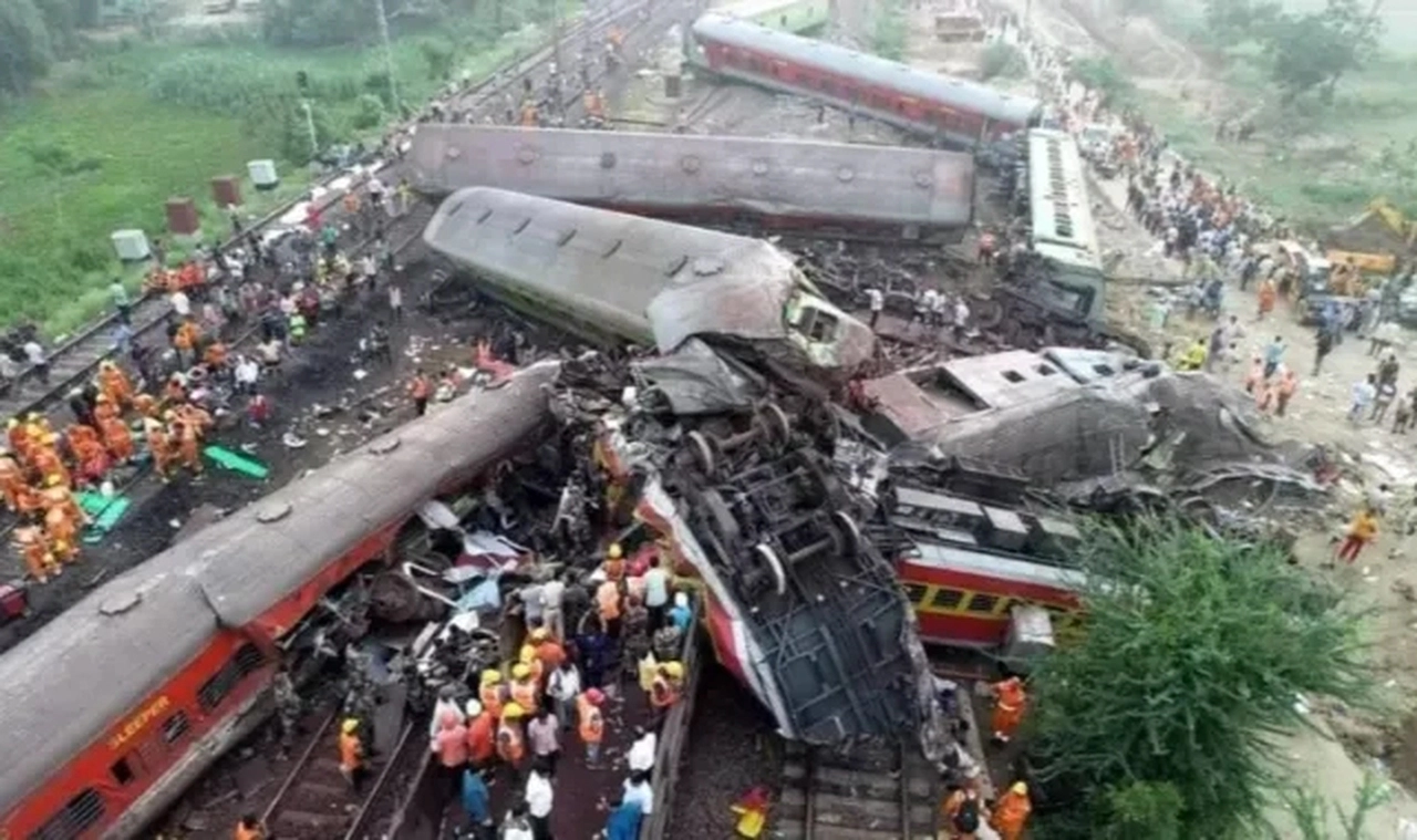 Hindistan'da tren kazası: Odisha'daki kazada en az 260 kişi öldü