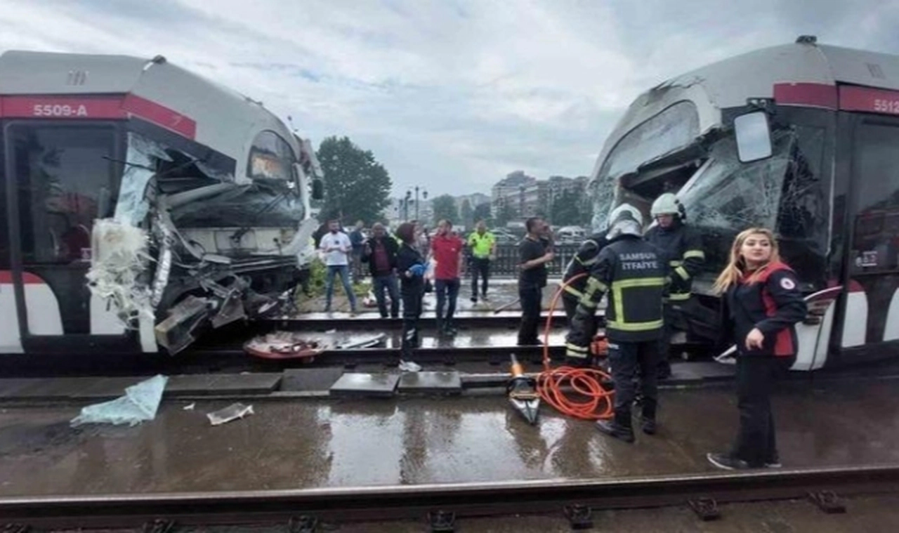 Samsun'da iki tramvay kafa kafaya çarpıştı: 26 kişi yaralandı