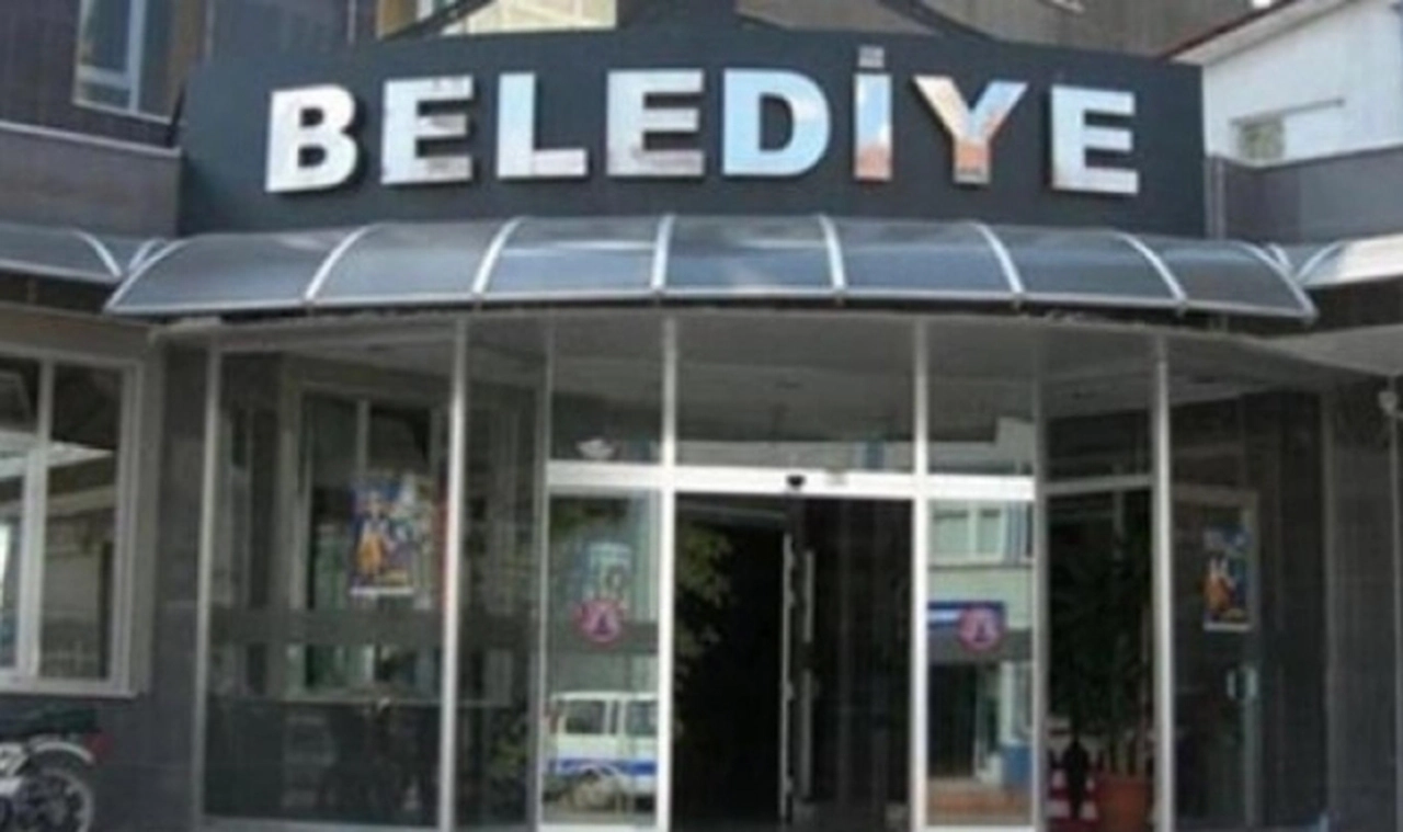 Yeni Şafak yazarı Ünlü: Acilen mahalli idarelere ve iştiraklerine personel alımı masaya yatırılmalıdır