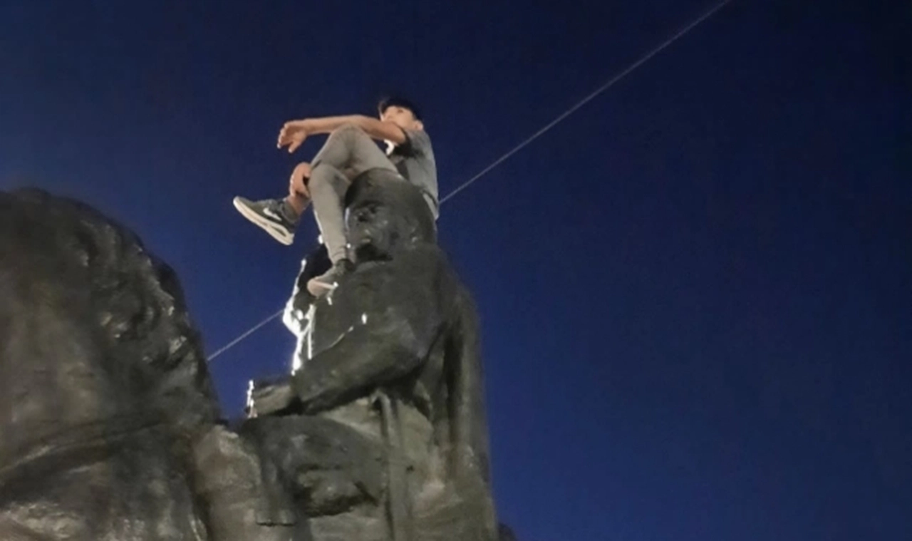 Atatürk heykelinin üstüne çıkan Suriyeli çocuk gözaltına alındı