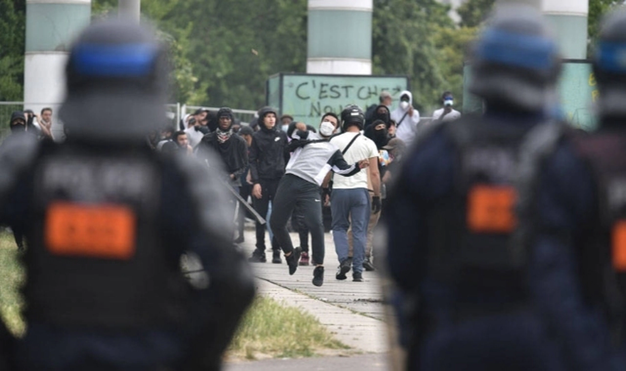 Fransa'da protestolar sürüyor: Meydanlara zırhlı araçlar konuşlandırıldı
