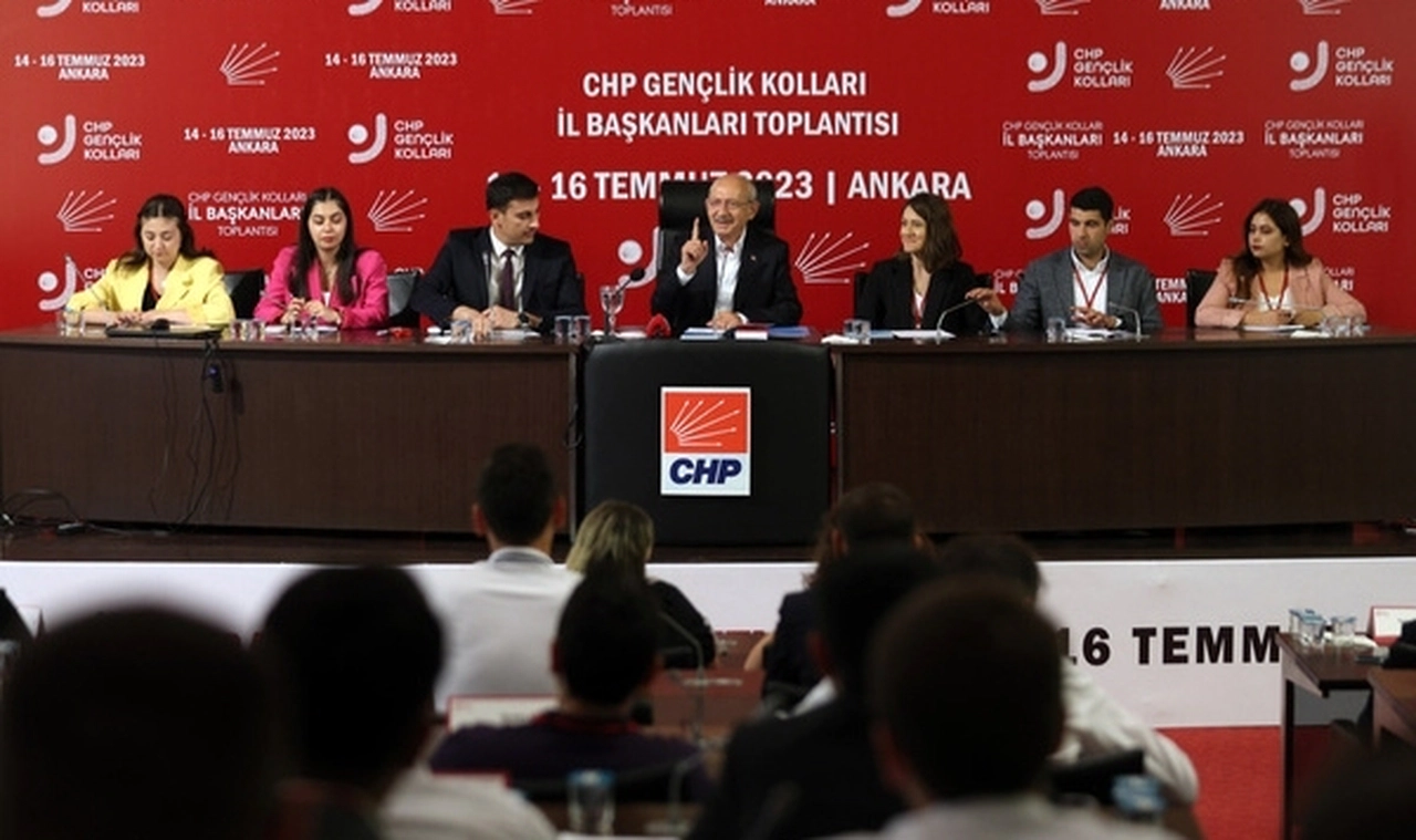 Kılıçdaroğlu, partisinin gençlik kolları başkanlarıyla buluştu