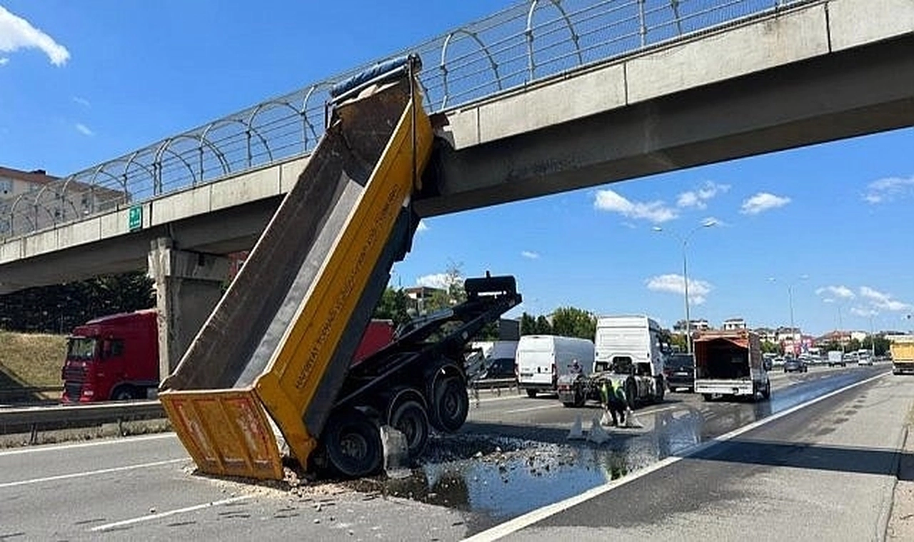 Sultanbeyli’de hafriyat kamyonunun damperi üst geçide çarptı