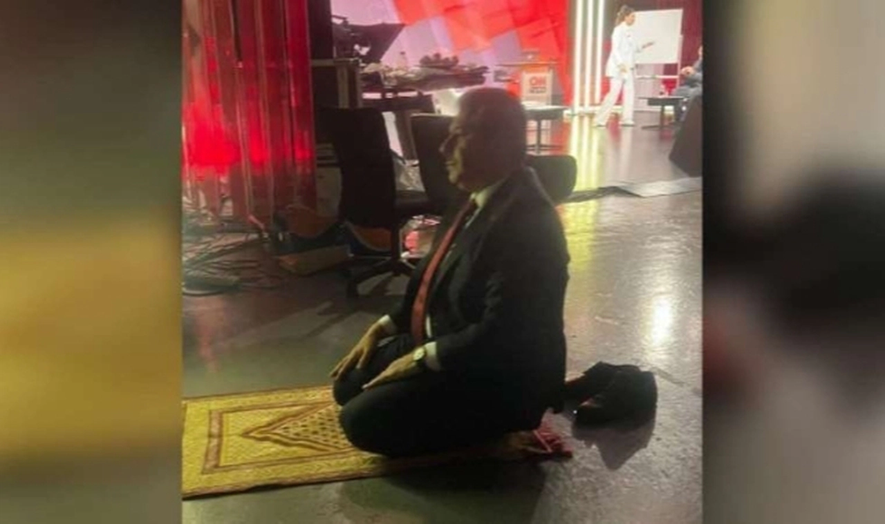 Tevfik Göksu kıldığı namazın fotoğrafını paylaştı... Sosyal medyadan seçim çalışmaları yorumu gecikmedi