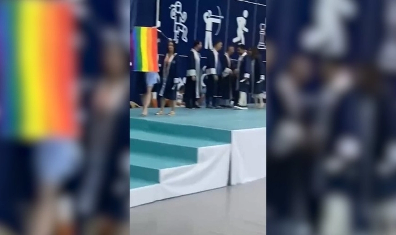 Uşak Üniversitesi LGBTİ+ bayrağına 'paçavra' dedi, bayrağı açan öğrenci hakkında resmî işlem başlattı