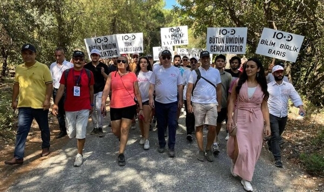 Zafer Partisi Genel Başkanı Özdağ, Aydın'da 100. Yıl Cumhuriyet Doğa Yürüyüşü yaptı