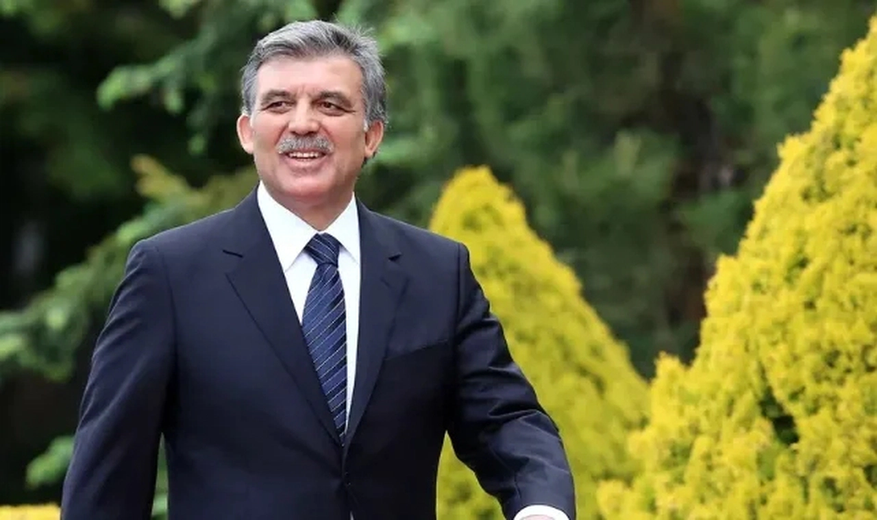 Abdullah Gül, Twitter'da yorumları kapatıp 30 Ağustos’u kutladı