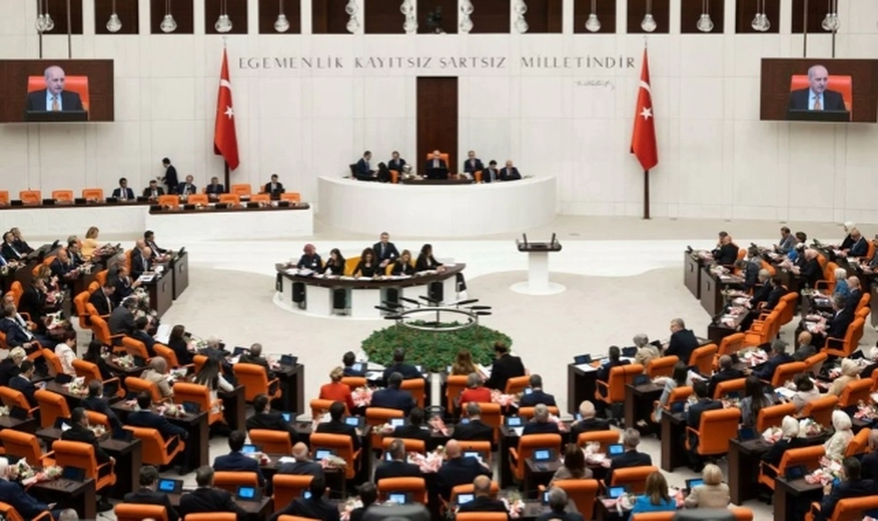 AK Parti'den Anayasa adımı: Başörtüsü ve ailenin yapısı düzenlemesi için 360 sayısı aranacak