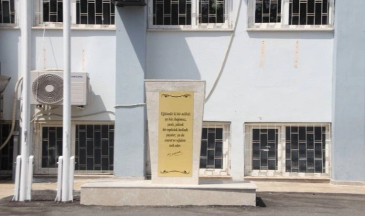 Atatürk büstüne balyozla saldıran şüpheli tutuklandı