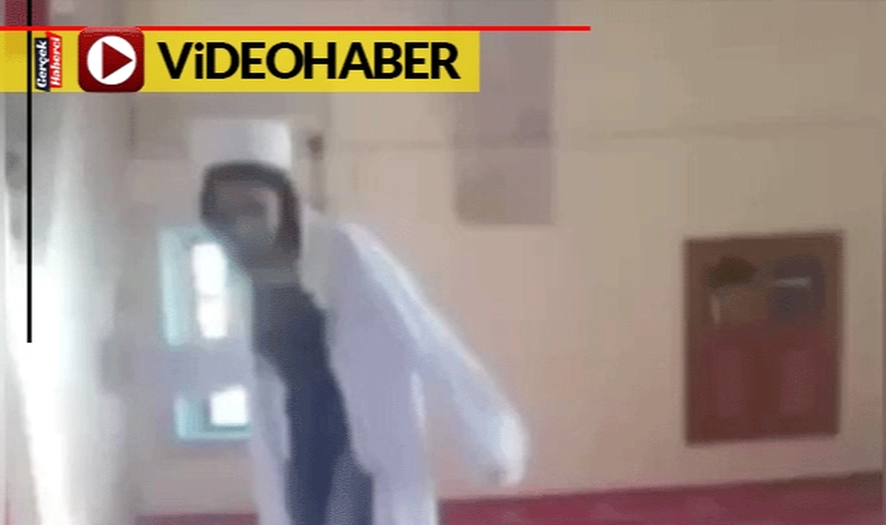 Camide çirkin provokasyon! İmamın cübbesini giyip dans etti