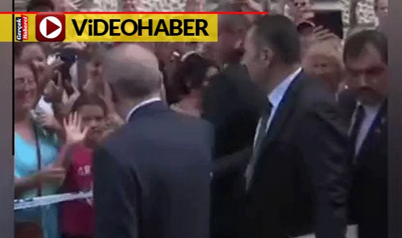 Erdoğan kendisini görmek isteyenlerin elini sıktı: "Hello, hello... Bye Bye..."