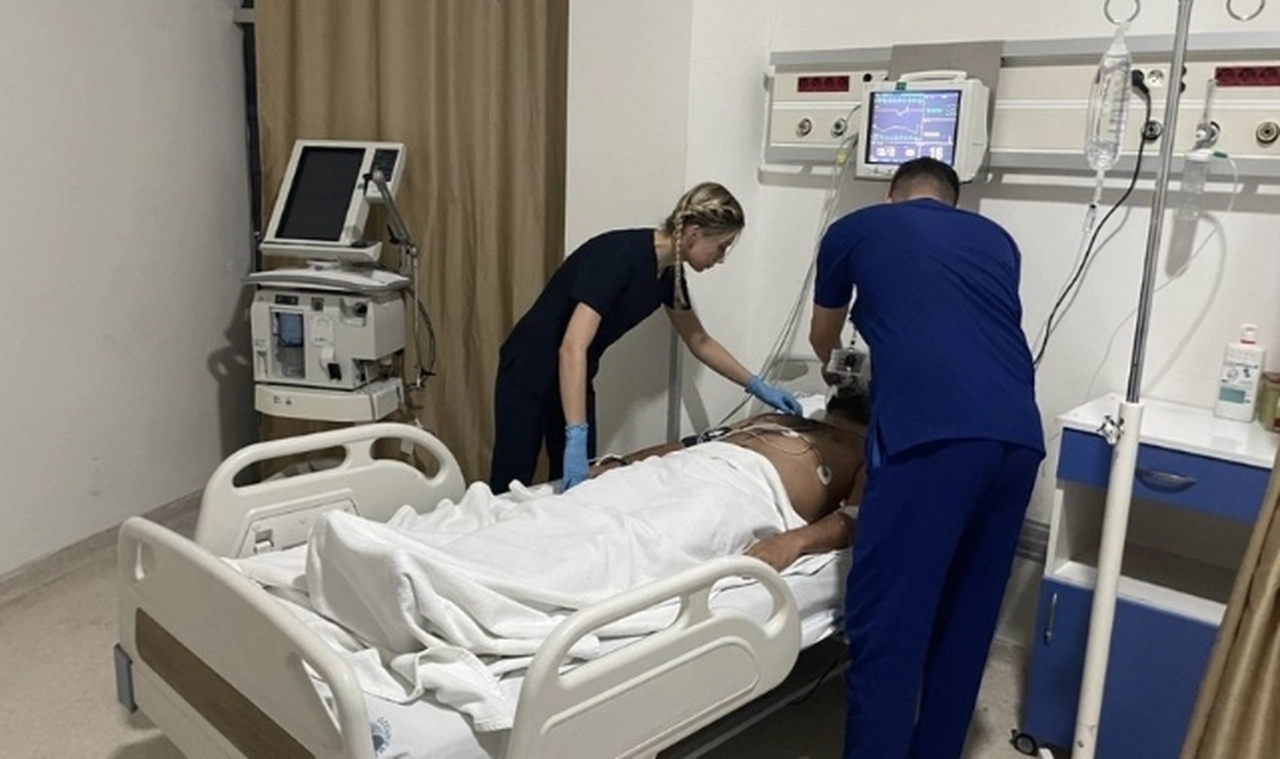 Hasta yakınları, doktoru kemer ve demir çubukla darp etti, doktor yoğun bakıma kaldırıldı