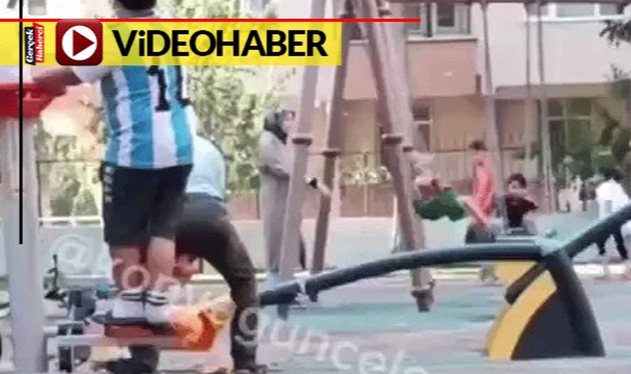 Şaşkına çeviren görüntü... Çocukların gözü önünde balta ile parka saldırdı
