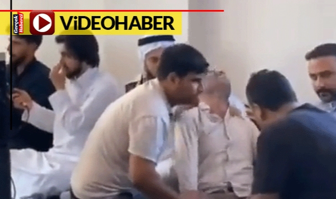 Tarikat üyeleri zikir çekerken bir kişi adeta kendinden geçti, yanındakiler onu böyle zor tuttu